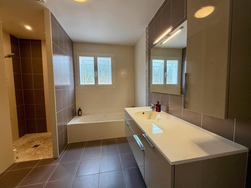 Villa - 219 m² - 7 pièces