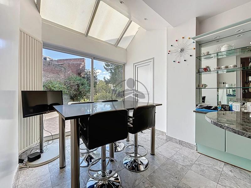 Maison - 237 m² - 9 pièces