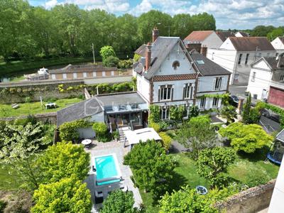 Maison - 208 m² - 8 pièces