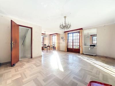 Maison - 233 m² - 10 pièces