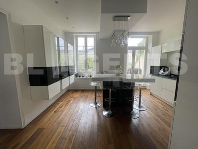 Maison de maîtres - 331 m² - 9 pièces