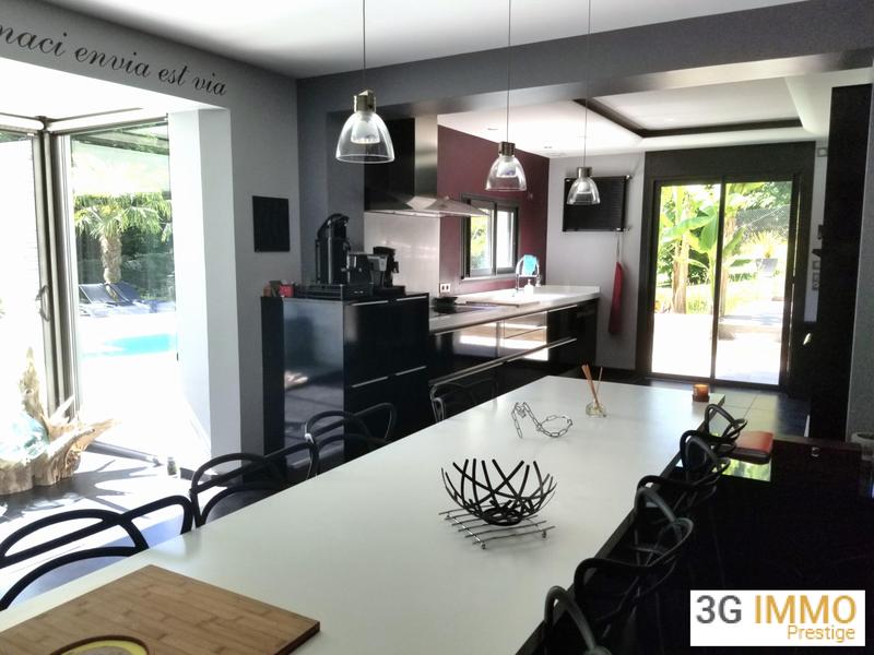 Maison - 279 m² - 11 pièces