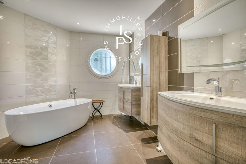 Maison - 242 m² - 9 pièces