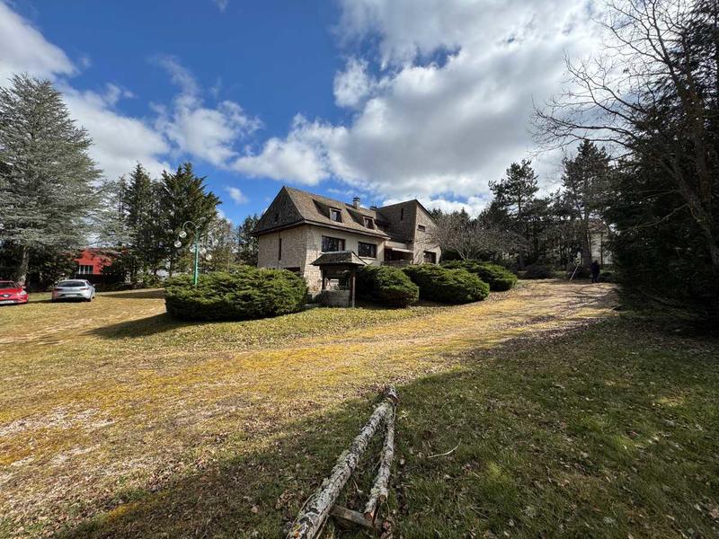 Maison - 272 m² - 11 pièces