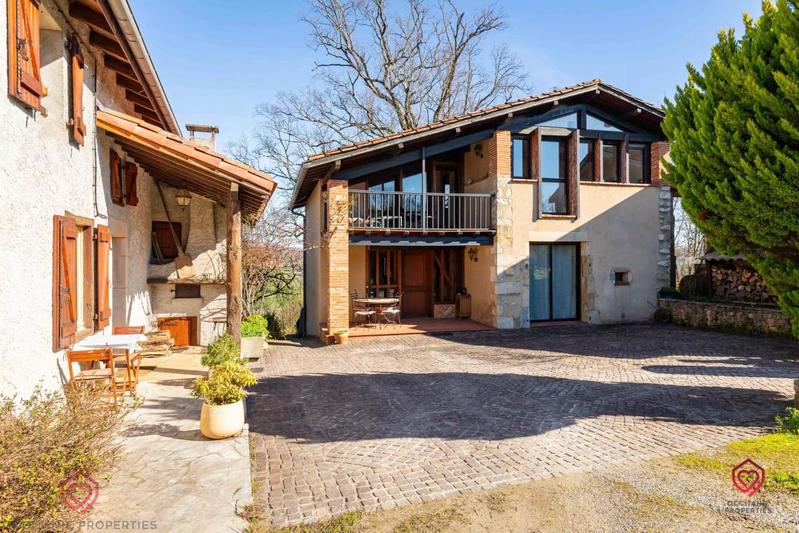 Propriété - 223 m² - 10 pièces