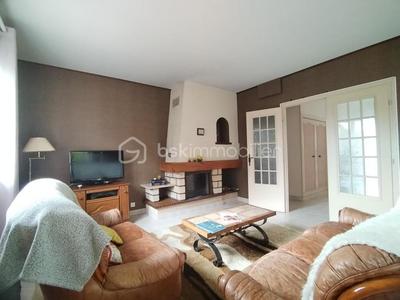 Maison traditionnelle - 222 m² - 9 pièces