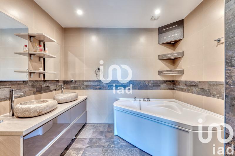 Maison - 343 m² - 9 pièces