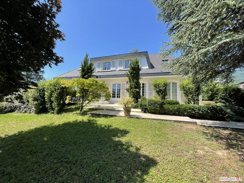 Villa - 249 m² - 9 pièces