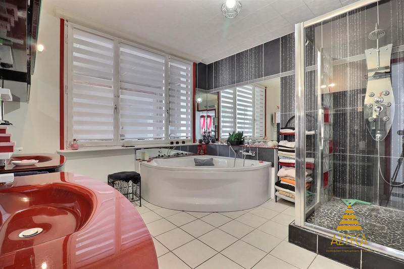 Maison - 221 m² - 8 pièces