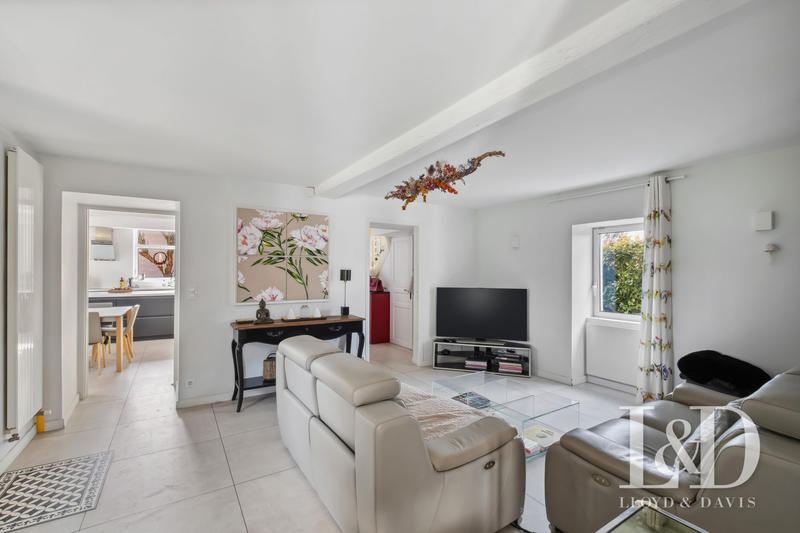 Maison - 280 m² - 9 pièces