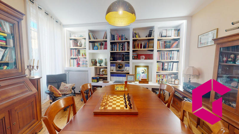 Maison - 337 m² - 9 pièces