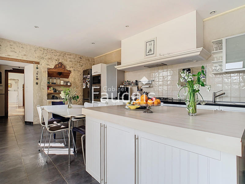 Maison - 415 m² - 16 pièces