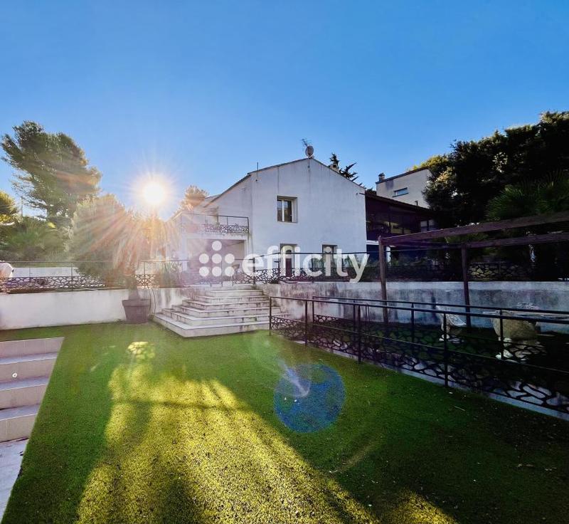 Maison - 305 m² - 7 pièces