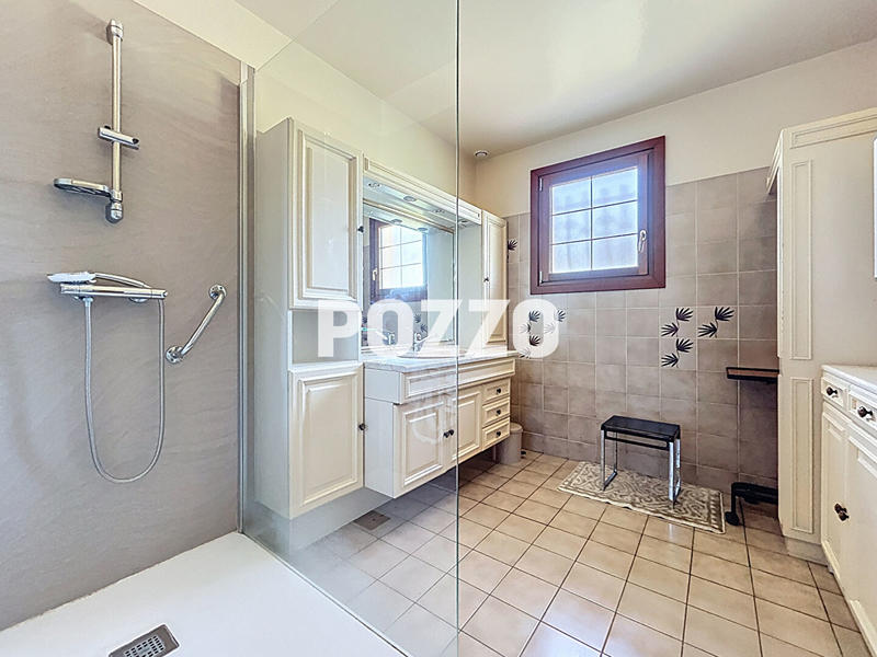 Maison - 220 m² - 8 pièces