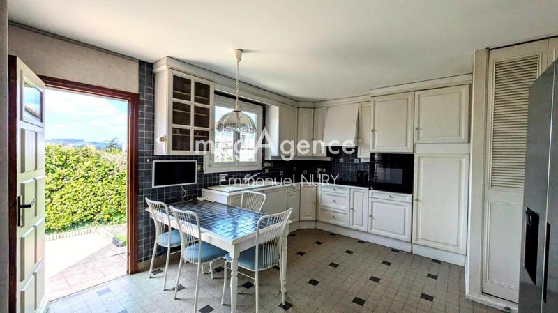 Maison - 202 m² - 7 pièces