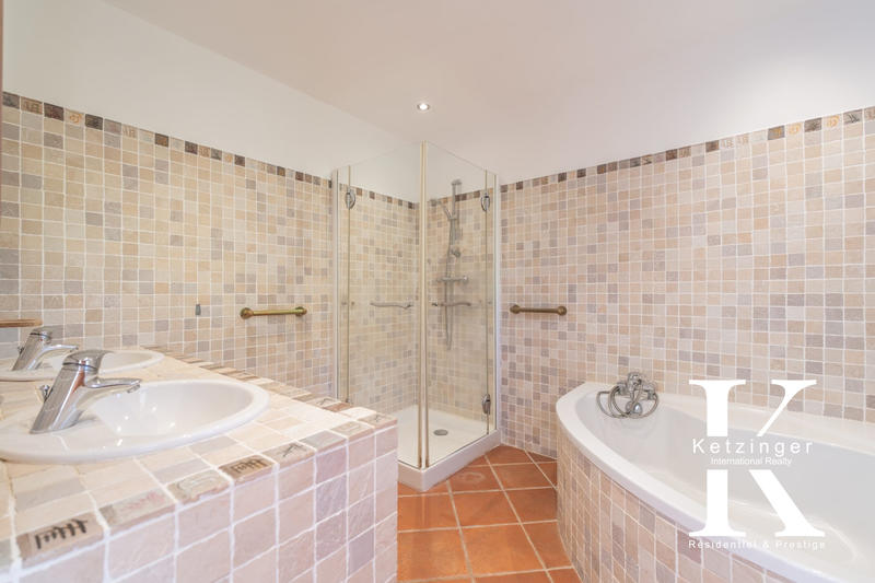 Villa - 256 m² - 6 pièces