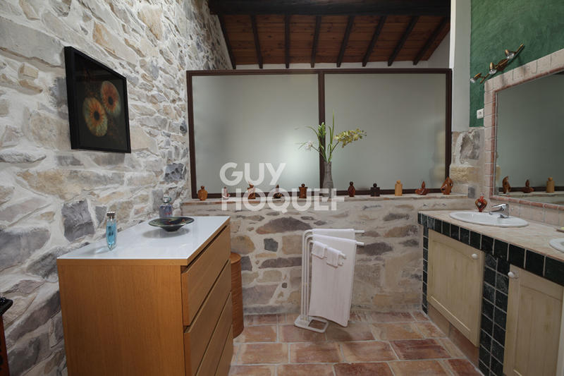 Maison - 220 m² - 5 pièces