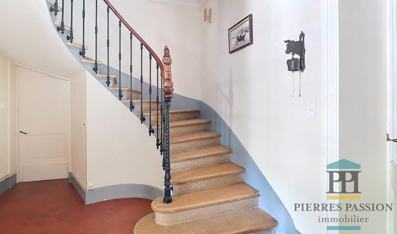 Maison - 275 m² - 9 pièces