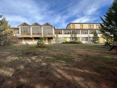 Maison - 1 238 m² - 20 pièces