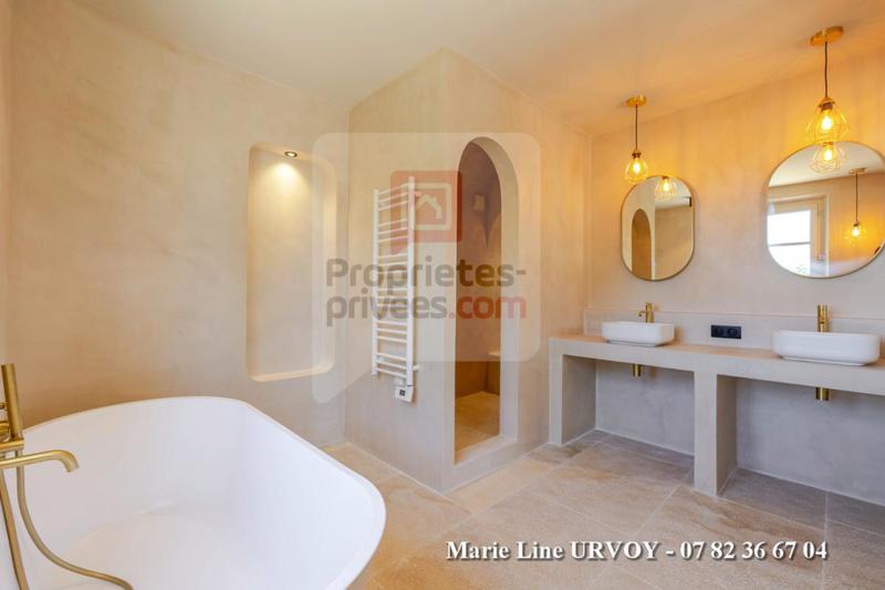 Maison - 300 m² - 8 pièces