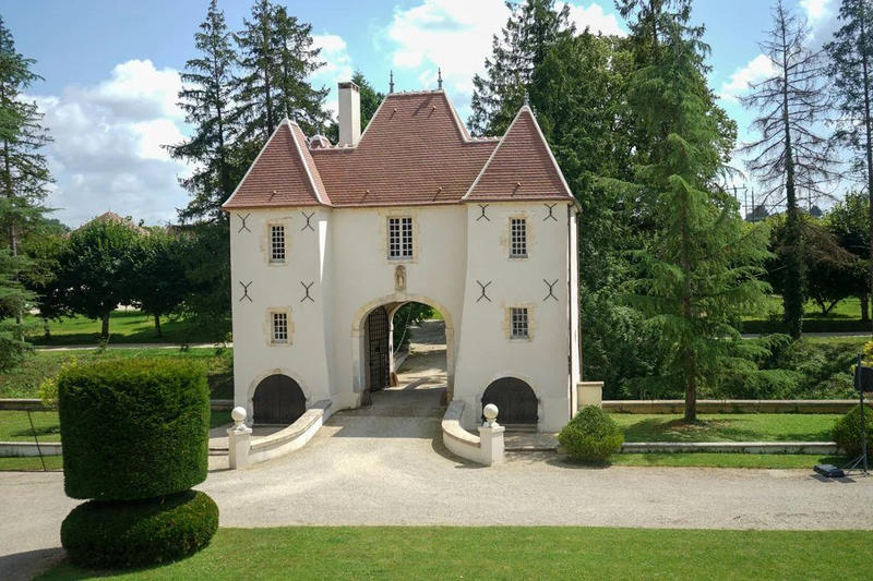 Château - 1 242 m² - 20 pièces