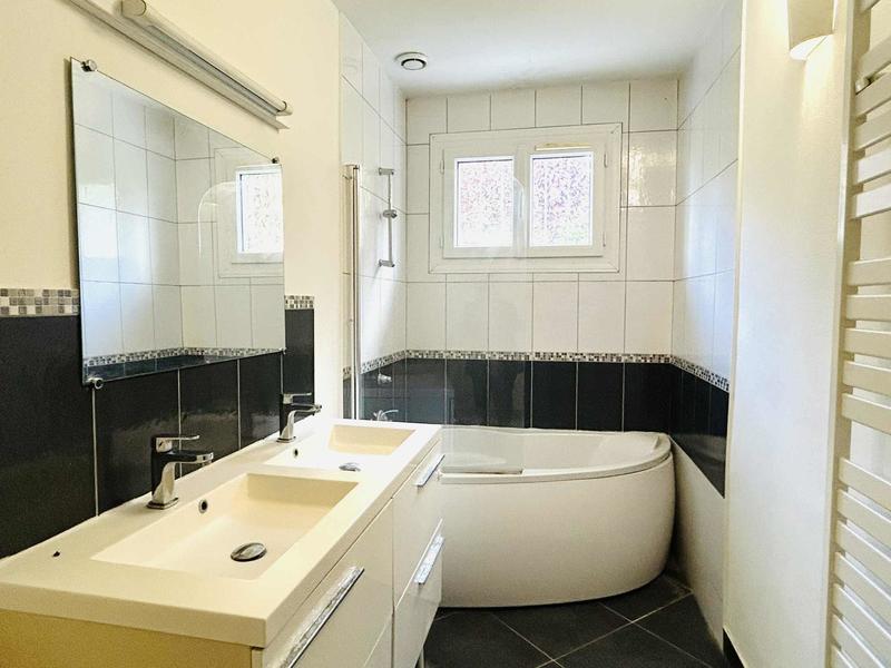 Maison traditionnelle - 94 m² - 5 pièces