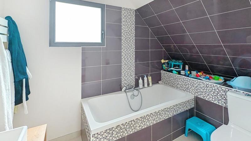 Maison - 90 m² - 5 pièces