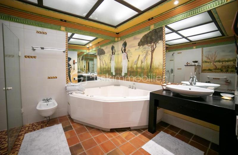 Demeure - 1 500 m² - 25 pièces