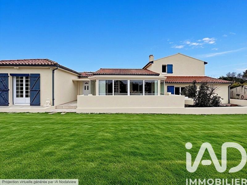 Maison - 214 m² - 8 pièces