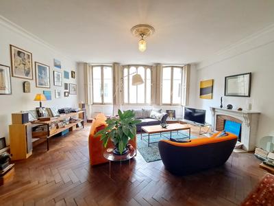 Maison - 230 m² - 6 pièces