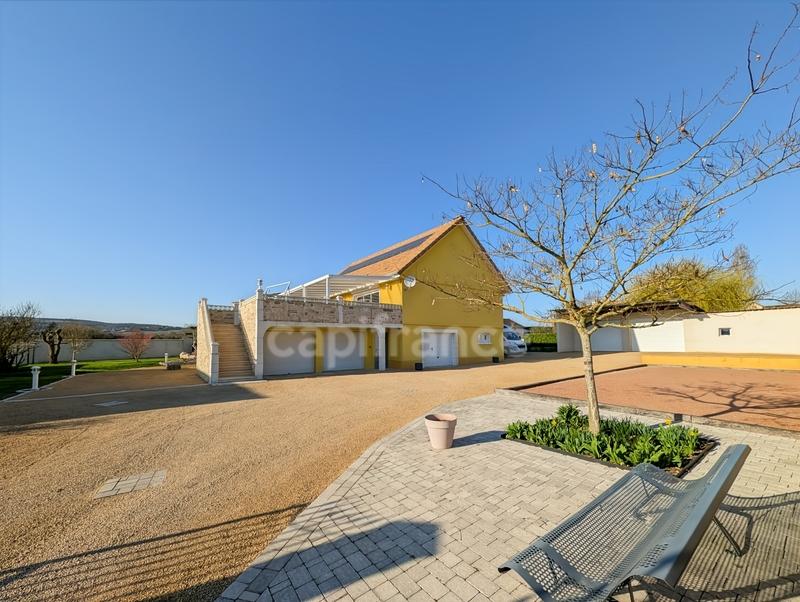 Maison - 184 m² - 9 pièces