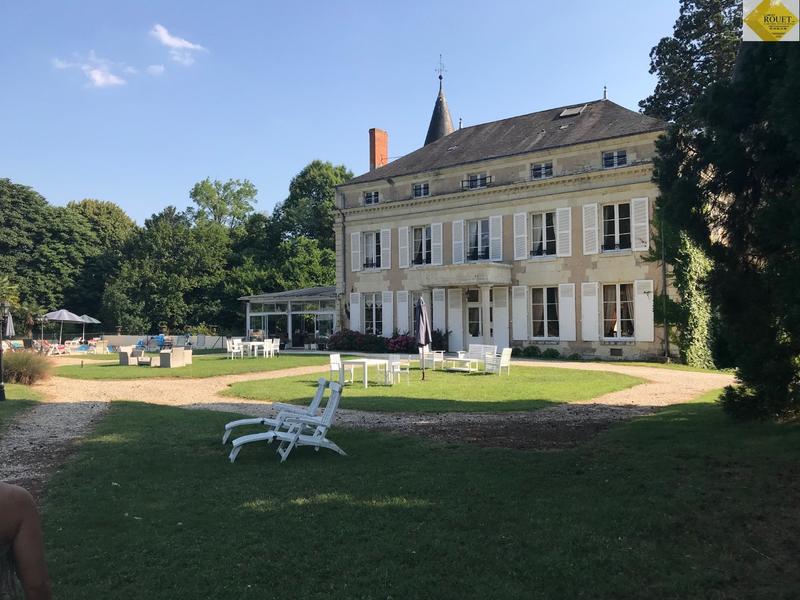 Château - 1 169 m² - 15 pièces