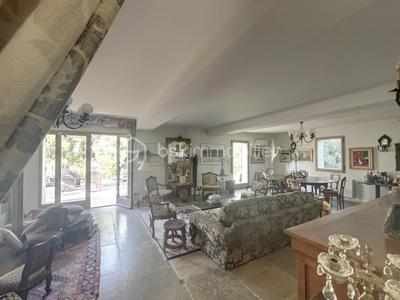 Propriété - 341 m² - 12 pièces