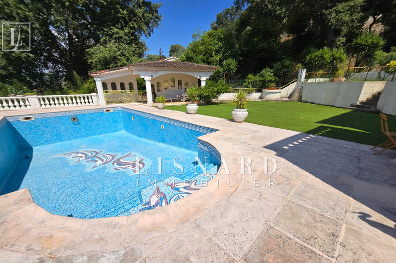 Maison - 240 m² - 6 pièces