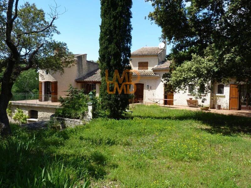 Propriété - 222 m² - 6 pièces