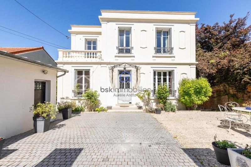 Maison - 297 m² - 10 pièces