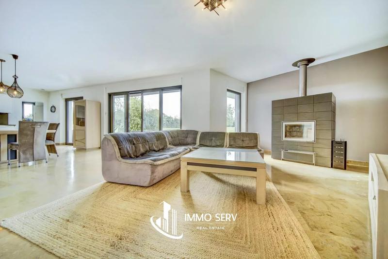 Maison - 245 m² - 9 pièces