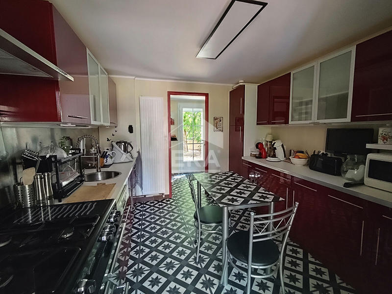 Maison - 221 m² - 8 pièces