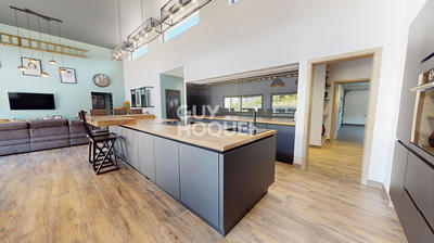 Maison - 240 m² - 7 pièces