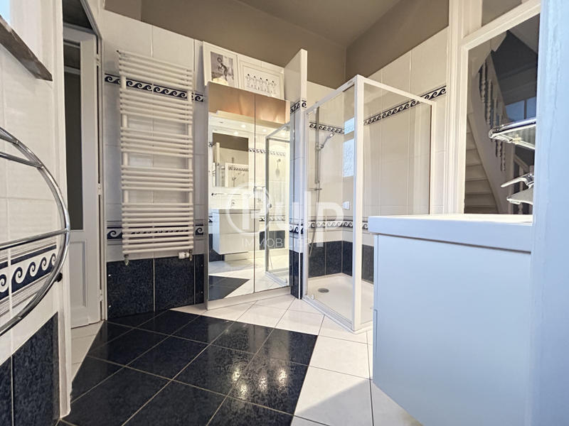 Propriété - 213 m² - 7 pièces