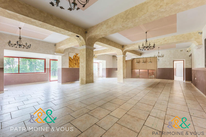 Local commercial - 1 175 m² - 28 pièces