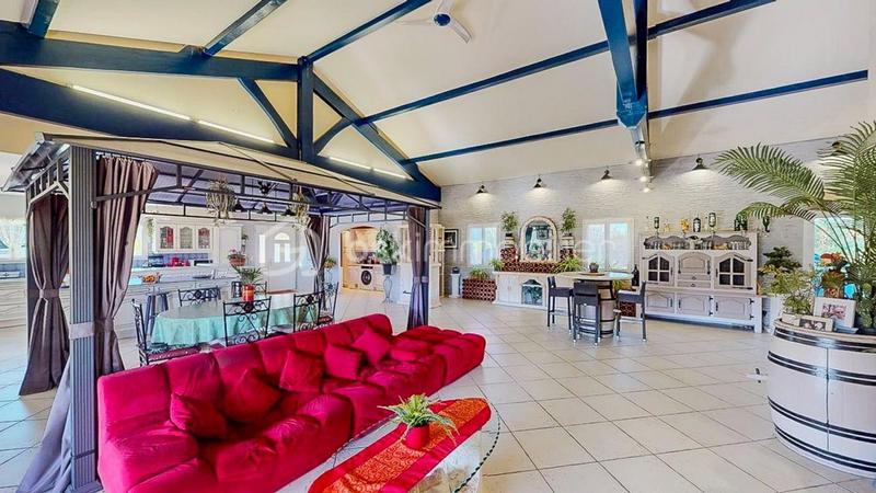 Maison - 311 m² - 10 pièces