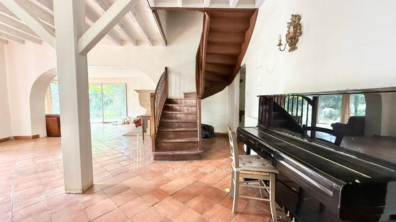 Villa - 300 m² - 9 pièces