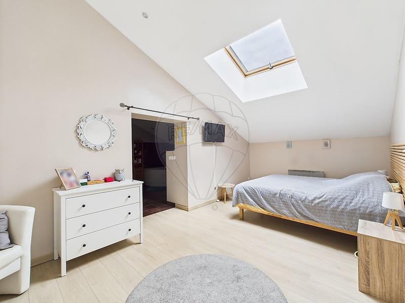 Maison - 233 m² - 8 pièces