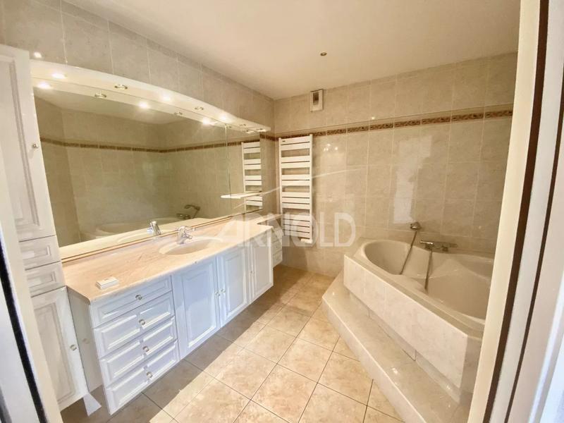 Appartement - 168 m² - 5 pièces