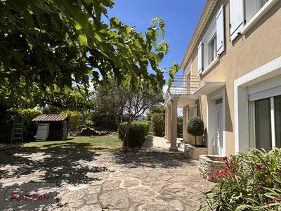 Maison - 220 m² - 7 pièces