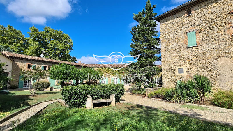 Mas - 896 m² - 29 pièces