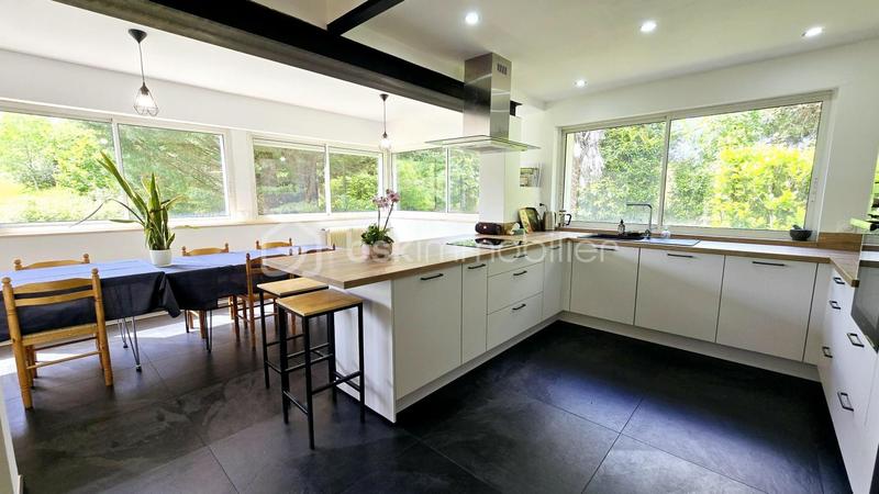 Maison - 180 m² - 8 pièces