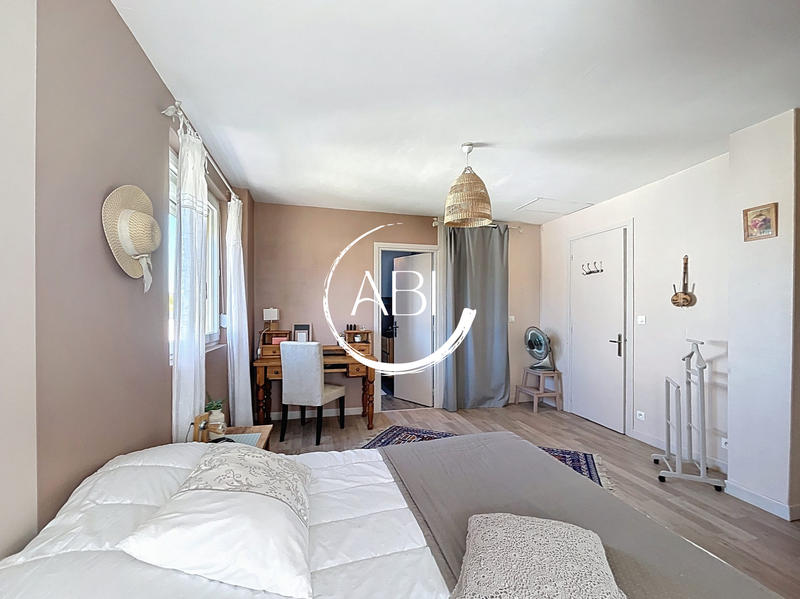 Maison - 201 m² - 9 pièces