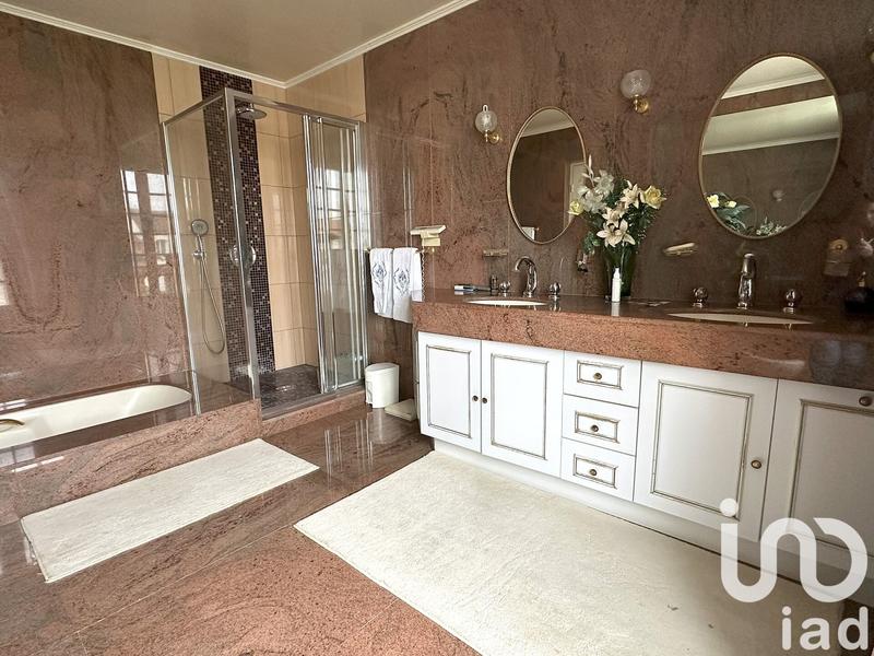 Maison - 390 m² - 11 pièces